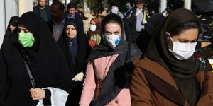 Γυναίκες με μάσκες σε δρόμο της Τεχεράνης