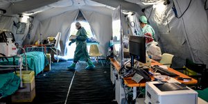 Γιατροί και νοσηλευτές σε σκηνή εκστρατείας έξω από το νοσοκομείο της Μπρέσια