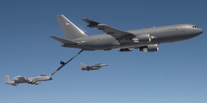 Αεροσκάφος KC-46 ανεφοδιάζει άλλο αεροσκάφος
