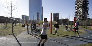 Άνδρας τρέχει στο Μιλάνο φορώντας μάσκα ενάντια στον κορωνοϊό