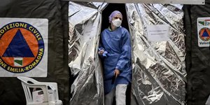 Νoσηλεύτρια βγαίνει από σκηνή έξω από το νοσοκομείο της Πιατσέντζα