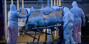 Ασθενής του κορωνοϊού μεταφέρεται σε νοσοκομείο της Ρώμης