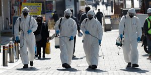 Στρατιώτες με ειδικές στολές απολυμαίνουν δρόμο στη Σεούλ