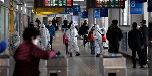 Απολύμανση σε σταθμό του μετρό στη Σεούλ 