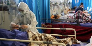 Nοσηλεία ασθενών του κορωνοϊού σε νοσοκομείο της Τεχεράνης