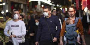Ισραηλινοί με μάσκες σε αγορά στο Τελ Αβίβ