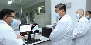 O Kινέζος Πρόεδρος Σι Τζινπίνγκ με μάσκα στην Στρατιωτική Ακαδημία Ιατρικών Επιστημών της Κίνας