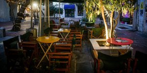 Κατάστημα με άδειες καρέκλες