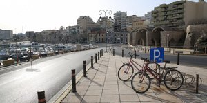 Άδειοι οι δρόμοι στο Ηράκλειο Κρήτης, όπου κατεγράφη ο πρώτος θάνατος από κορωνοϊό στο νησί