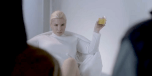 Η Αντελίνα Βαρθακούρη σε ρόλο Σάρον Στόουν στο νέο τρέιλερ της εκπομπής της