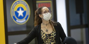 Ταξιδιώτης στο αεροδρόμιο του Σάο Πάολο στην Βραζιλία με μάσκα εν μέσω πανδημίας του κορωνοϊού