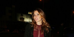 Η Αλεξάνδρα Πασχαλίδου με μπορντό φόρεμα και μαύρο σακάκι 