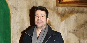 Ο Αλέξης Γεωργούλης με γκρι κασκόλ