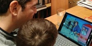 Ο Αλέξης Τσίπρας με τον γιο του περνούν δημιουργικό χρόνο