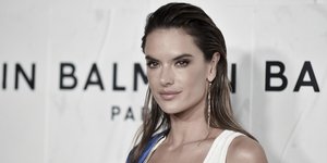 Η Αλεσάντρα Αμπρόζιο με λευκή μπλούζα