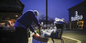 Ηλικιωμένος κάνει τα ψώνια στο σούπερ μάρκετ εν μέσω της πανδημίας του κορωνοϊού