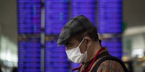 Άνδρας με μάσκα πρόληψης από τον κορωνοϊό