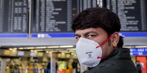 Άνδρας με μάσκα για προφύλαξη από τη μετάδοση του κορωνοϊού