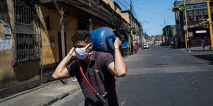 Ανδρας κουβαλάει φιάλη υγραερίου