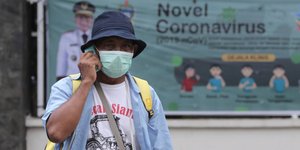 Ανδρας με μάσκα μιλά στο κινητό