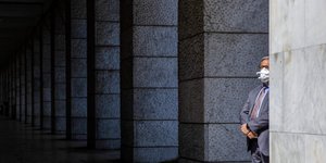 Άνδρας με μάσκα κατά τη διάρκεια των μέτρων περιορισμού για τον κορωνοϊό