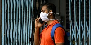 Άνδρας με μάσκα προστασίας κατά του κορωνοϊού