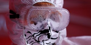 Άνδρας με μάσκα και γυαλιά ενάντια στον κορωνοϊό