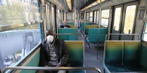 Άδειος συρμός του μετρό στο Παρίσι μετά την καραντίνα για τον κορωνοϊό στη Γαλλία