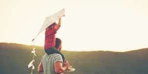 Ανδας με παιδί στους ώμους με χαρταετό