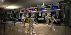 Άνδρες απολυμαίνουν το αεροδρόμιο της Βαρκελώνης στην Ισπανία μετά την πανδημία του κορωνοϊού