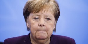 Η Άνγκελα Μέρκελ μοιάζει απογοητευμένη φορώντας το μοβ ταγέρ της