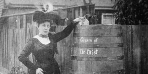 Η Άννι Έντσον Τέιλορ δίπλα στο βαρέλι 