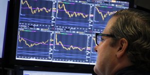 Αντρας κοιτά πίνακα Χρηματιστηρίου