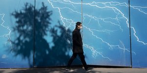 αντρας μπλε τοίχος