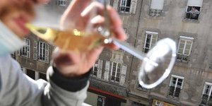 Κάτοικος της γαλλικής πόλης Οριγιάκ πίνει το απεριτίφ της καραντίντας στο παράθυρο