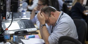 Απογοητευμένος άντρας σε γραφείο
