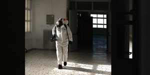 Ανδρας με στολή απολύμανσης