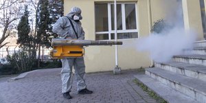 Ανδρας απολυμαίνει σχολείο