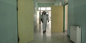 Ανδρας κάνει απολύμανση σε σχολείο