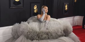 Η Αριάνα Γκράντε στην εμφάνισή της στα βραβεία Γκράμι