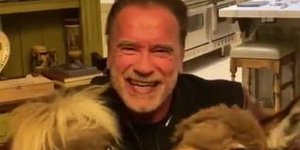 Ο Αρνολντ Σβαρτσενέγκερ αγκαλιά με τα ζωάκια του