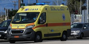 Ασθενοφόρο του ΕΚΑΒ στον δρόμο