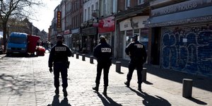 Αστυνομικοί πραγματοποιούν περιπολίες στη Γαλλία για την πανδημία του κορωνοϊού
