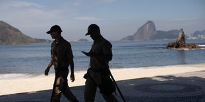 Αστυνομικοί σε παραλία της Βραζιλίας
