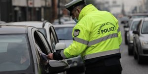 Αστυνομικός κάνει έλεγχο για την απαγόρευση κυκλοφορίας