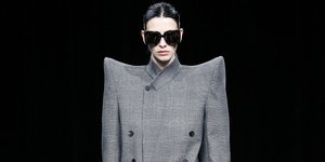 μοντέλο στο σόου του οίκου Balenciaga