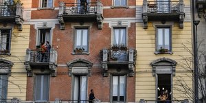 Μαζί αλλά από απόσταση/ Φωτογραφία: AP Images