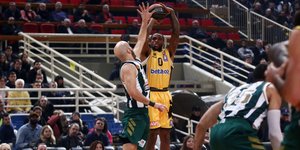 Φάση από το ντέρμπι ΑΕΚ-Παναθηναϊκός