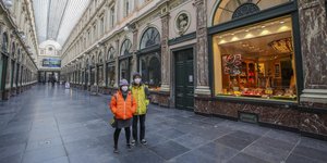 Λιγοστοί άνθρωποι με μάσκα στος δρόμους των Βρυξελλών