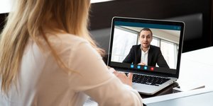 Γυναίκα πραγματοποιεί βιντεοκλήση μέσω Skype